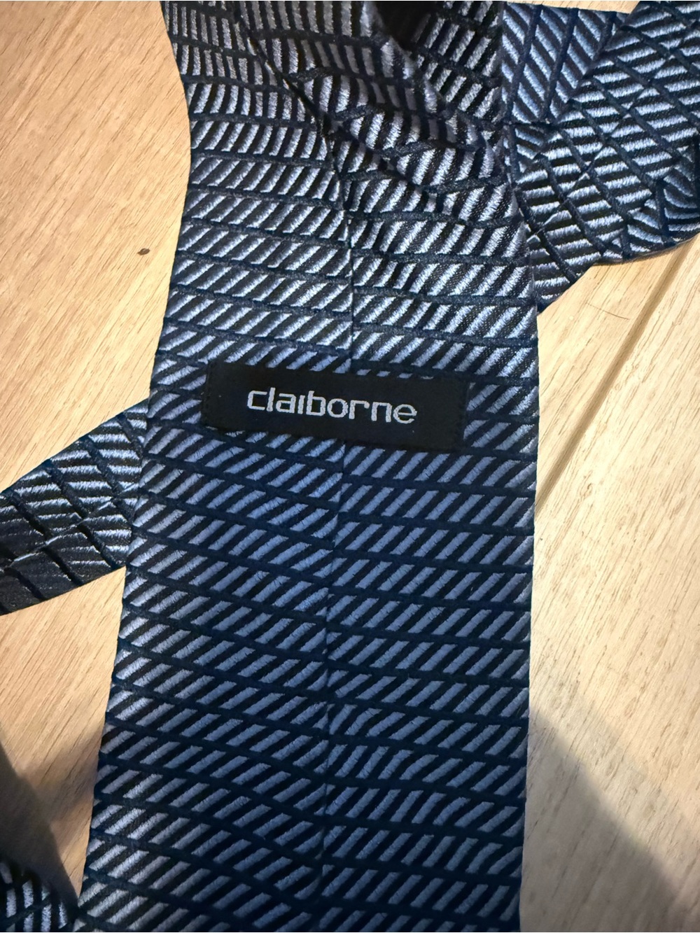 💙 Claiborne Blue & Navy Geometric Pattern Men’s Necktie - Picture 4 of 4